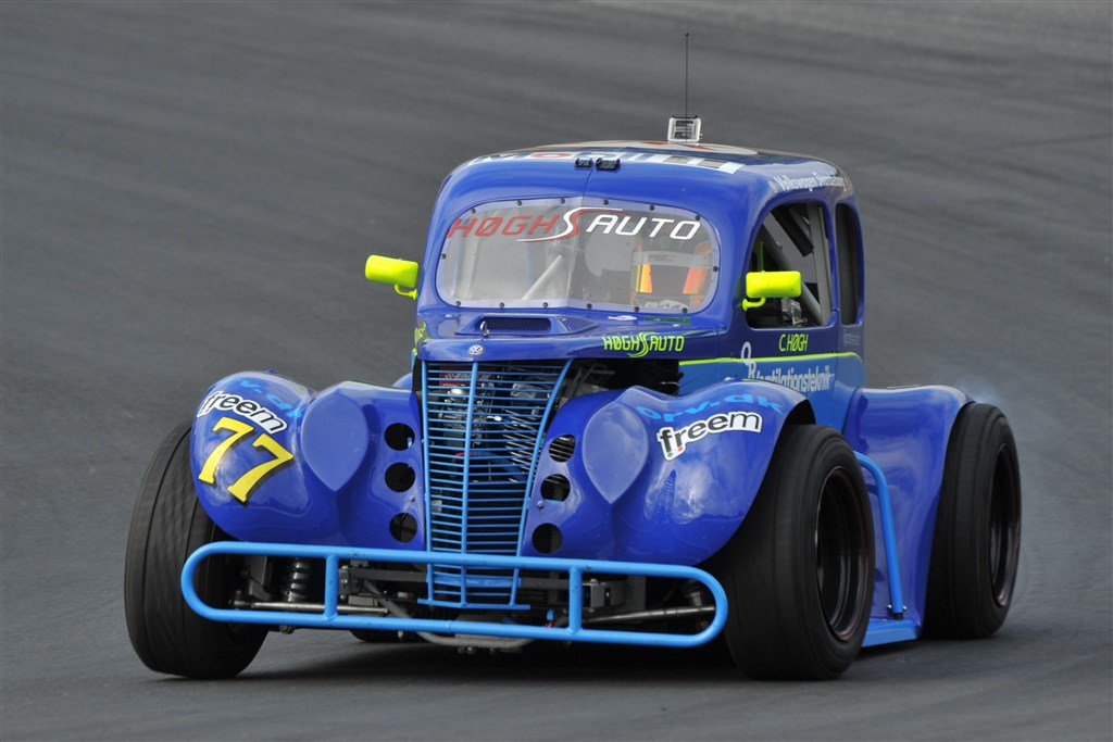 Tredje podieplacering gjorde Christian Høgh til bedste kører på Ring Djursland. En sejr, en anden- og en tredjeplads rykkede ham frem på andenpladsen i OK Mobil 1 Legend Car Cuppen.
(Foto: Morten Alstrup)